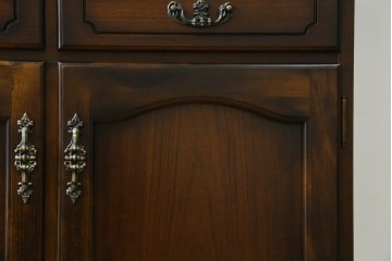 中古　美品　カリモク家具(karimoku)　COLONIAL(コロニアル)シリーズ　優雅な引手金具がアクセントの食器棚　定価約30万円　(R-086335)