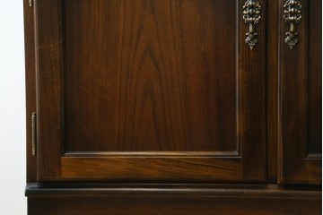 中古　美品　カリモク家具(karimoku)　COLONIAL(コロニアル)シリーズ　優雅な引手金具がアクセントの食器棚　定価約30万円　(R-086335)