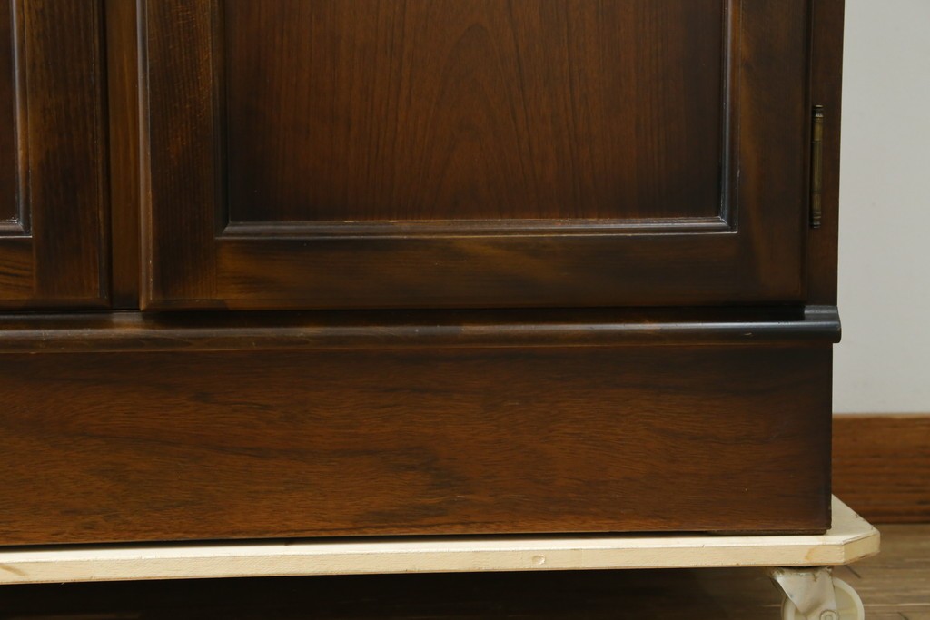 中古　美品　カリモク家具(karimoku)　COLONIAL(コロニアル)シリーズ　優雅な引手金具がアクセントの食器棚　定価約30万円　(R-086335)