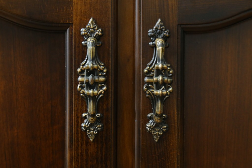 中古　美品　カリモク家具(karimoku)　COLONIAL(コロニアル)シリーズ　優雅な引手金具がアクセントの食器棚　定価約30万円　(R-086335)