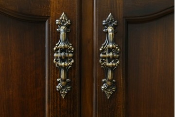 中古　美品　カリモク家具(karimoku)　COLONIAL(コロニアル)シリーズ　優雅な引手金具がアクセントの食器棚　定価約30万円　(R-086335)