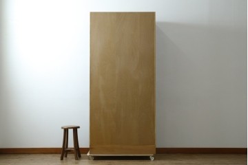 中古　美品　カリモク家具(karimoku)　COLONIAL(コロニアル)シリーズ　優雅な引手金具がアクセントの食器棚　定価約30万円　(R-086335)
