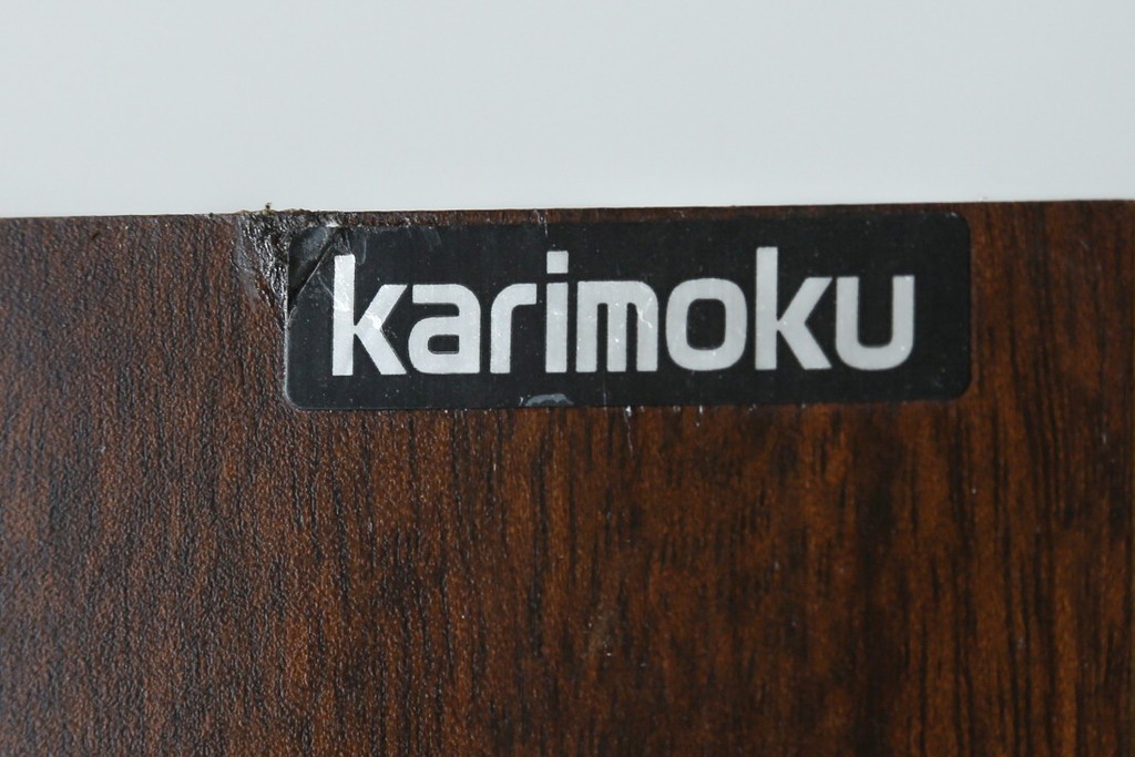 中古　美品　カリモク家具(karimoku)　COLONIAL(コロニアル)シリーズ　優雅な引手金具がアクセントの食器棚　定価約30万円　(R-086335)
