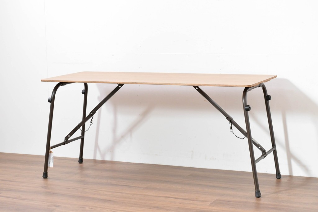 中古　美品　トラックファニチャー(TRUCK FURNITURE)　アルミ脚のシンプルな折り畳みテーブル　(R-086336)