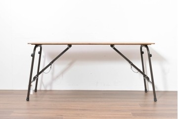 中古　美品　トラックファニチャー(TRUCK FURNITURE)　アルミ脚のシンプルな折り畳みテーブル　(R-086336)