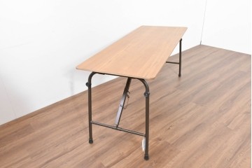 中古　美品　トラックファニチャー(TRUCK FURNITURE)　アルミ脚のシンプルな折り畳みテーブル　(R-086336)