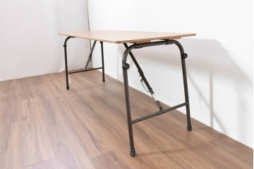 中古　美品　トラックファニチャー(TRUCK FURNITURE)　アルミ脚のシンプルな折り畳みテーブル　(R-086336)