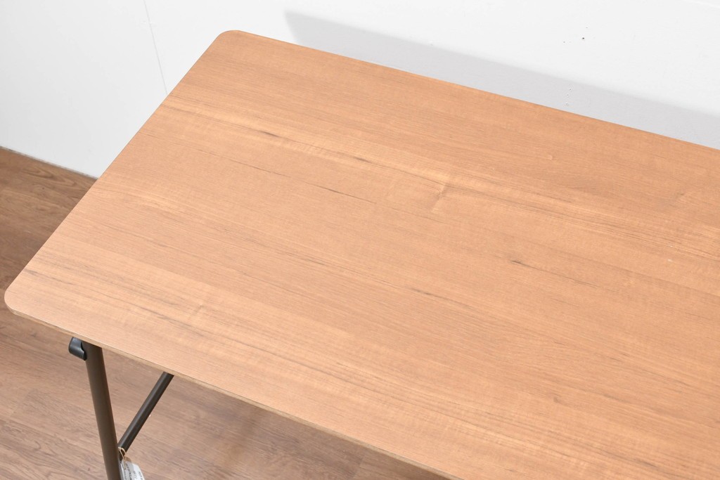 中古　美品　トラックファニチャー(TRUCK FURNITURE)　アルミ脚のシンプルな折り畳みテーブル　(R-086336)