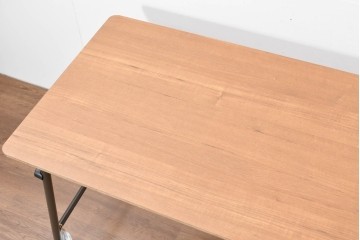 中古　美品　トラックファニチャー(TRUCK FURNITURE)　アルミ脚のシンプルな折り畳みテーブル　(R-086336)