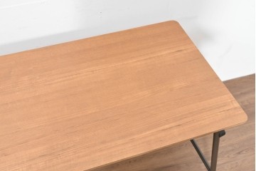 中古　美品　トラックファニチャー(TRUCK FURNITURE)　アルミ脚のシンプルな折り畳みテーブル　(R-086336)