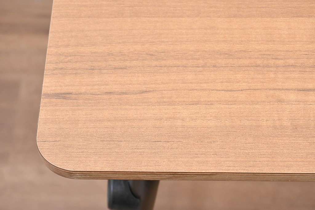 中古　美品　トラックファニチャー(TRUCK FURNITURE)　アルミ脚のシンプルな折り畳みテーブル　(R-086336)