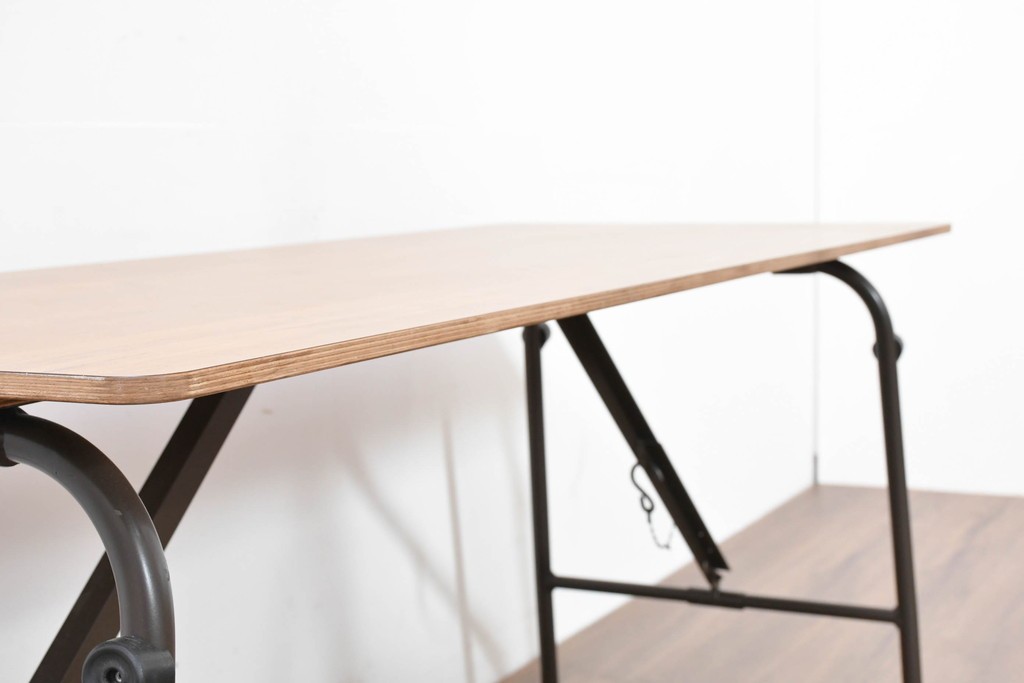 中古　美品　トラックファニチャー(TRUCK FURNITURE)　アルミ脚のシンプルな折り畳みテーブル　(R-086336)