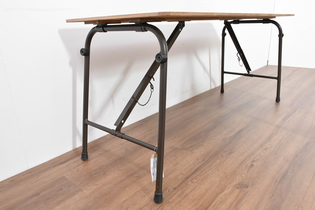 中古　美品　トラックファニチャー(TRUCK FURNITURE)　アルミ脚のシンプルな折り畳みテーブル　(R-086336)