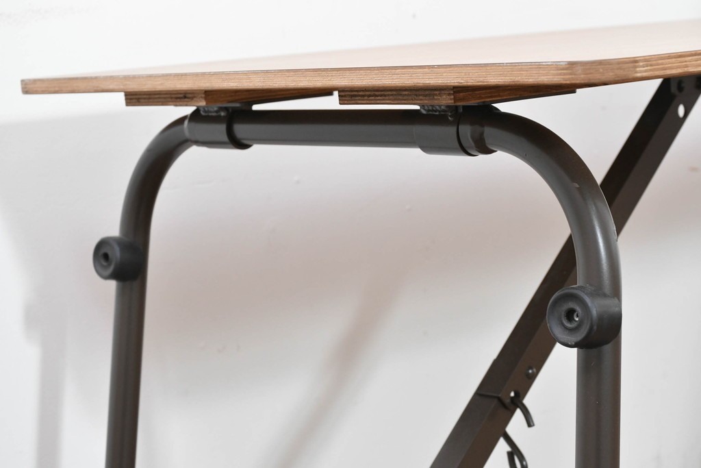 中古　美品　トラックファニチャー(TRUCK FURNITURE)　アルミ脚のシンプルな折り畳みテーブル　(R-086336)