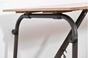 中古　美品　トラックファニチャー(TRUCK FURNITURE)　アルミ脚のシンプルな折り畳みテーブル　(R-086336)