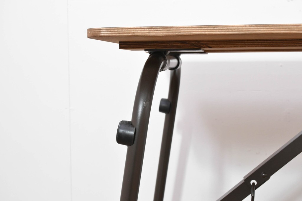 中古　美品　トラックファニチャー(TRUCK FURNITURE)　アルミ脚のシンプルな折り畳みテーブル　(R-086336)