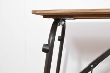 中古　美品　トラックファニチャー(TRUCK FURNITURE)　アルミ脚のシンプルな折り畳みテーブル　(R-086336)