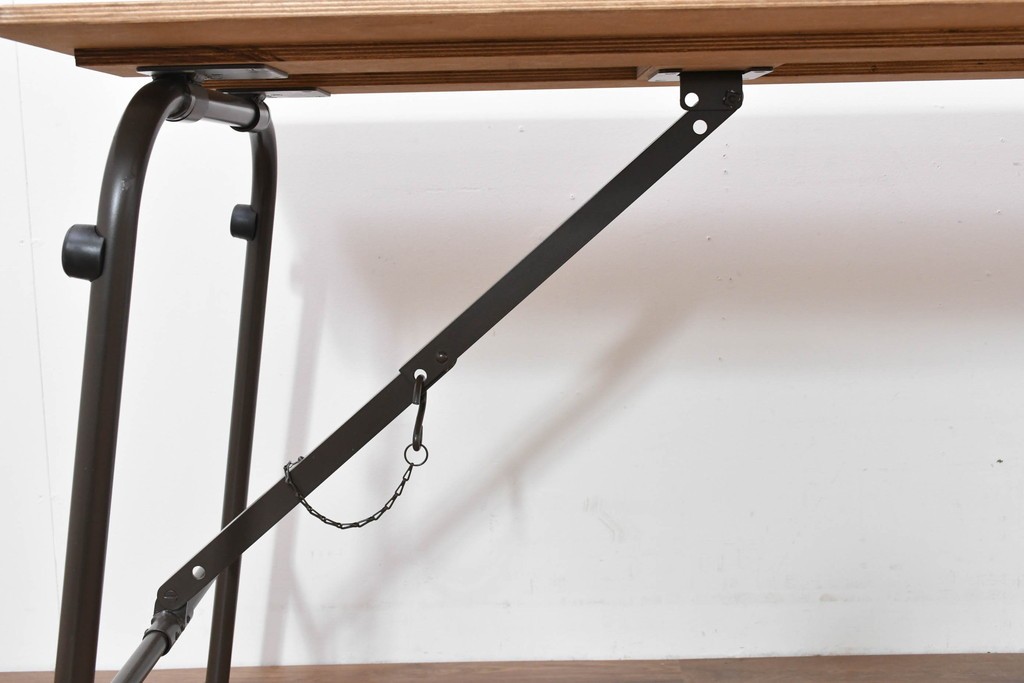 中古　美品　トラックファニチャー(TRUCK FURNITURE)　アルミ脚のシンプルな折り畳みテーブル　(R-086336)