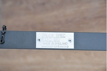 中古　美品　トラックファニチャー(TRUCK FURNITURE)　アルミ脚のシンプルな折り畳みテーブル　(R-086336)