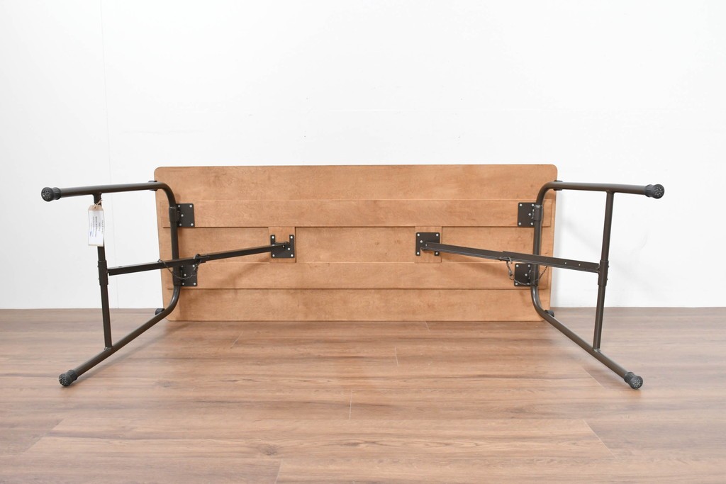中古　美品　トラックファニチャー(TRUCK FURNITURE)　アルミ脚のシンプルな折り畳みテーブル　(R-086336)