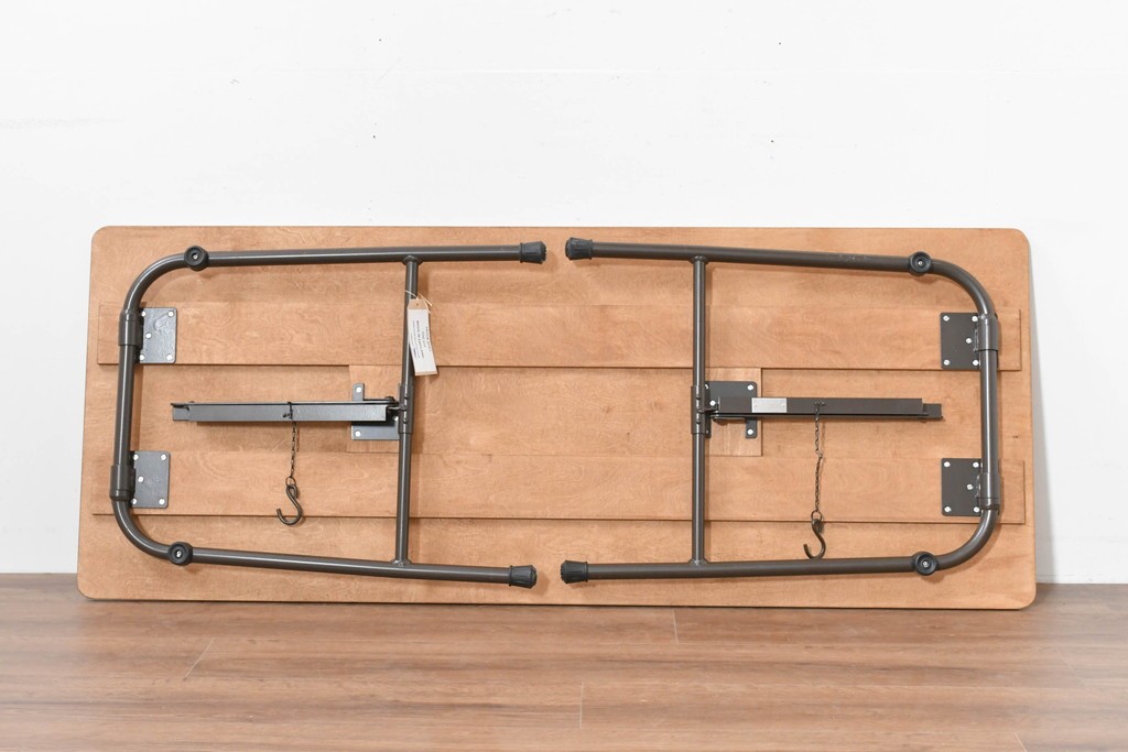中古　美品　トラックファニチャー(TRUCK FURNITURE)　アルミ脚のシンプルな折り畳みテーブル　(R-086336)