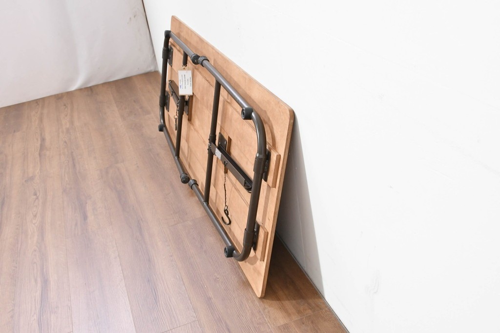 中古　美品　トラックファニチャー(TRUCK FURNITURE)　アルミ脚のシンプルな折り畳みテーブル　(R-086336)