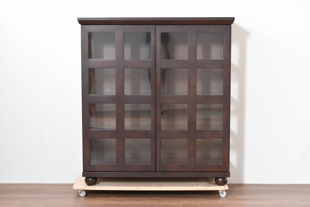 中古　美品　柏木工(KASHIWA)　格子×ボール脚デザインの照明付きガラスキャビネット　(R-086337)