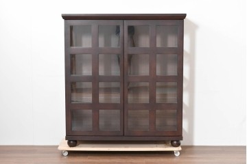 中古　美品　柏木工(KASHIWA)　格子×ボール脚デザインの照明付きガラスキャビネット　(R-086337)