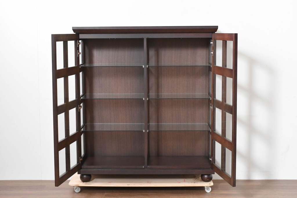 中古　美品　柏木工(KASHIWA)　格子×ボール脚デザインの照明付きガラスキャビネット　(R-086337)