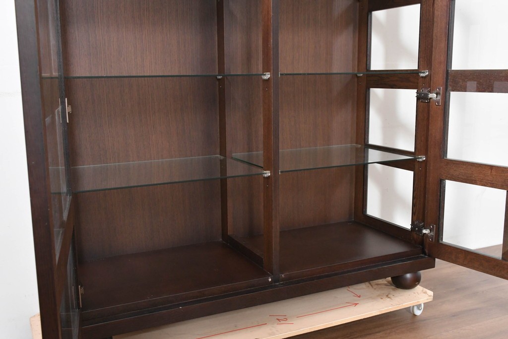 中古　美品　柏木工(KASHIWA)　格子×ボール脚デザインの照明付きガラスキャビネット　(R-086337)