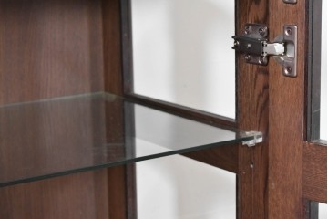 中古　美品　柏木工(KASHIWA)　格子×ボール脚デザインの照明付きガラスキャビネット　(R-086337)