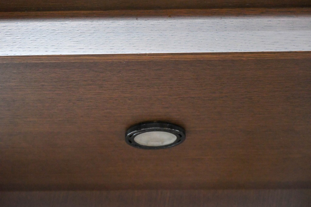 中古　美品　柏木工(KASHIWA)　格子×ボール脚デザインの照明付きガラスキャビネット　(R-086337)