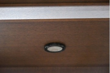 中古　美品　柏木工(KASHIWA)　格子×ボール脚デザインの照明付きガラスキャビネット　(R-086337)