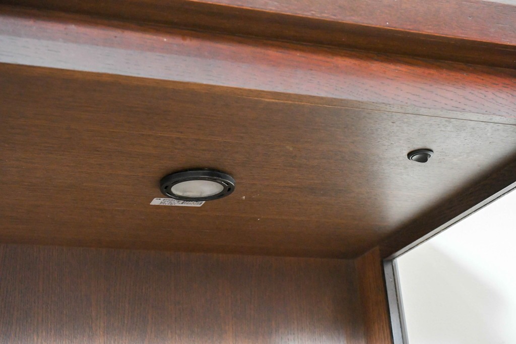 中古　美品　柏木工(KASHIWA)　格子×ボール脚デザインの照明付きガラスキャビネット　(R-086337)