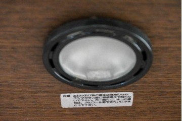 中古　美品　柏木工(KASHIWA)　格子×ボール脚デザインの照明付きガラスキャビネット　(R-086337)