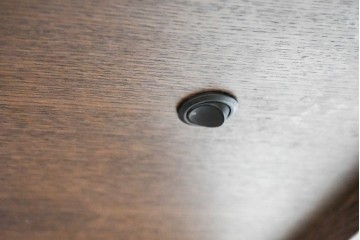 中古　美品　柏木工(KASHIWA)　格子×ボール脚デザインの照明付きガラスキャビネット　(R-086337)