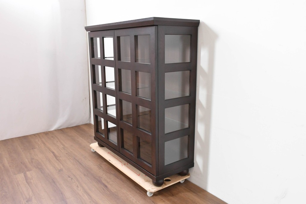 中古　美品　柏木工(KASHIWA)　格子×ボール脚デザインの照明付きガラスキャビネット　(R-086337)