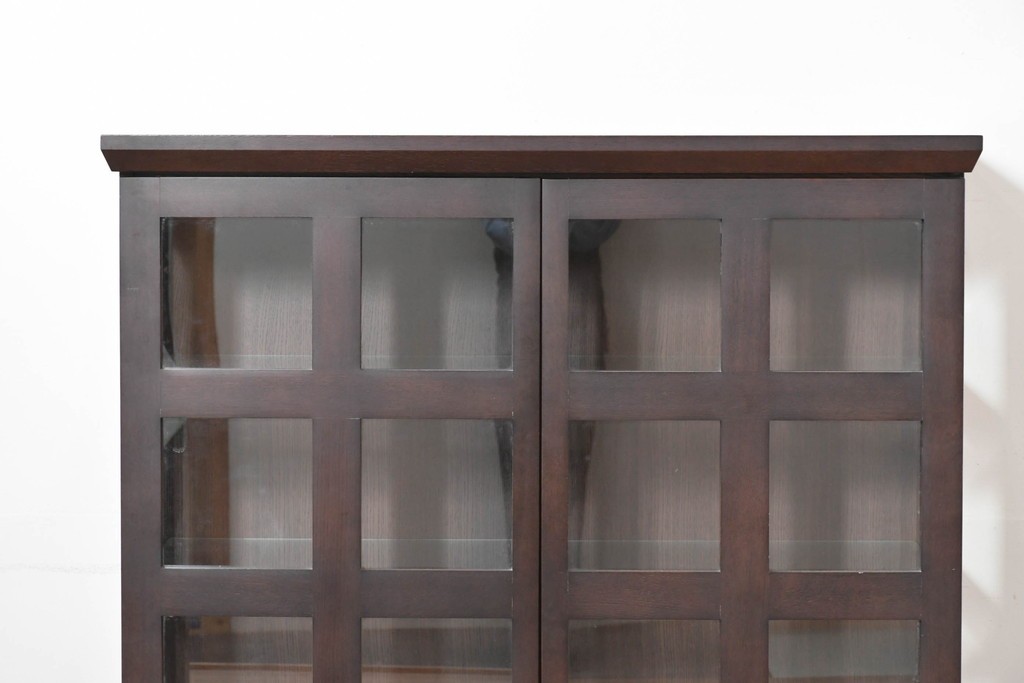 中古　美品　柏木工(KASHIWA)　格子×ボール脚デザインの照明付きガラスキャビネット　(R-086337)