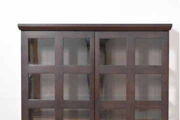 中古　美品　柏木工(KASHIWA)　格子×ボール脚デザインの照明付きガラスキャビネット　(R-086337)