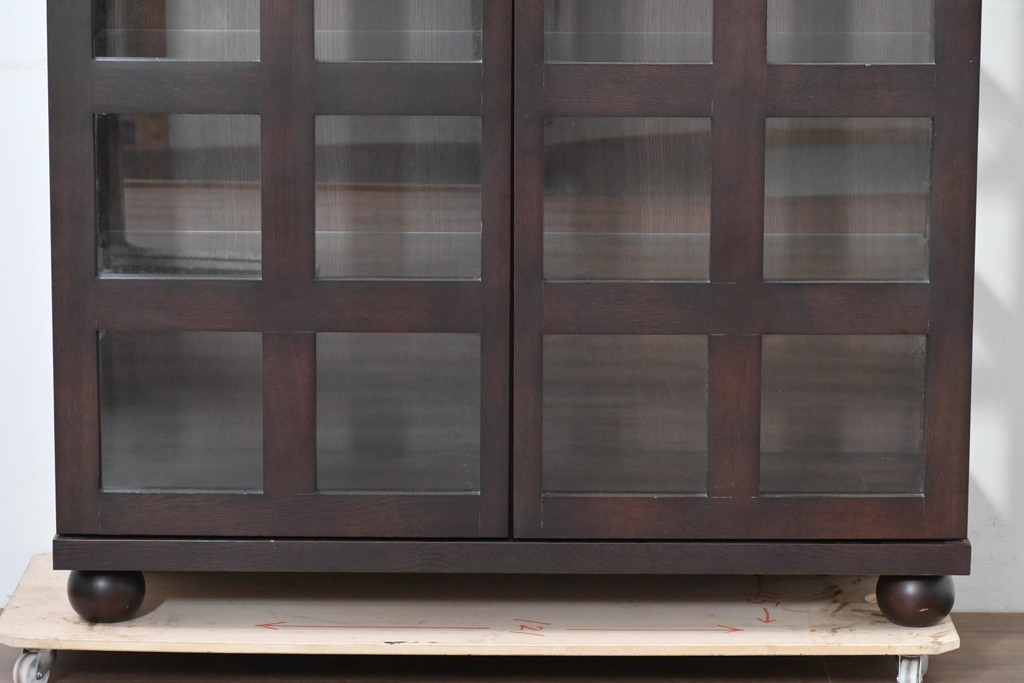 中古　美品　柏木工(KASHIWA)　格子×ボール脚デザインの照明付きガラスキャビネット　(R-086337)