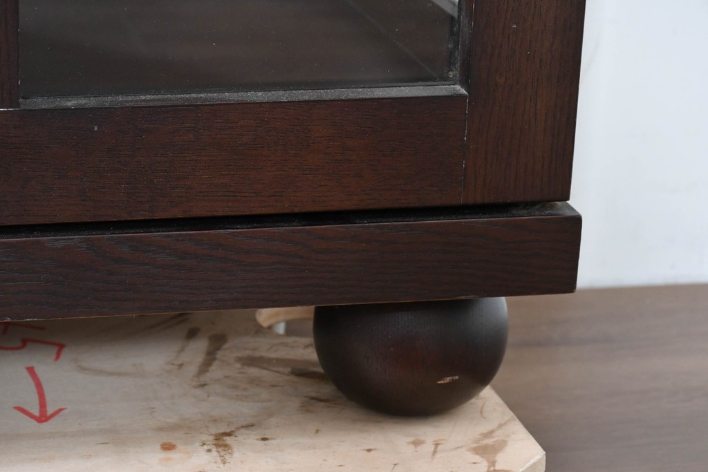 中古　美品　柏木工(KASHIWA)　格子×ボール脚デザインの照明付きガラスキャビネット　(R-086337)