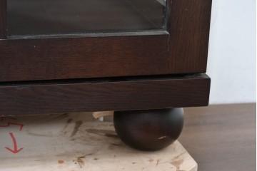 中古　美品　柏木工(KASHIWA)　格子×ボール脚デザインの照明付きガラスキャビネット　(R-086337)