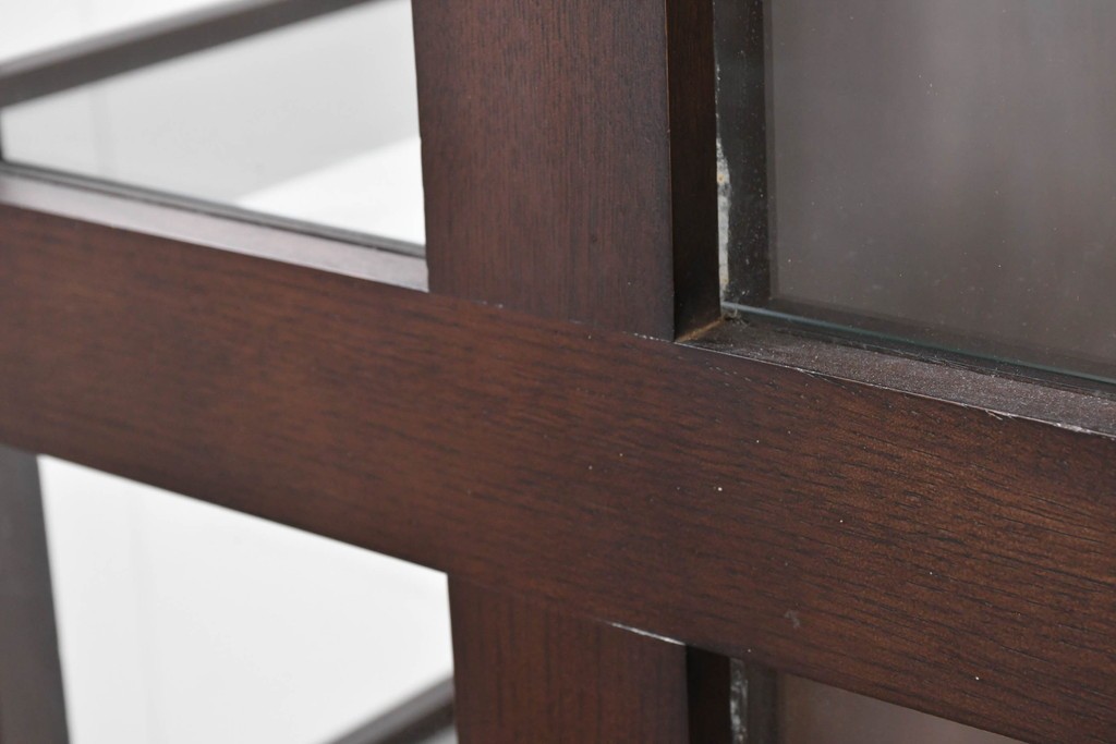 中古　美品　柏木工(KASHIWA)　格子×ボール脚デザインの照明付きガラスキャビネット　(R-086337)