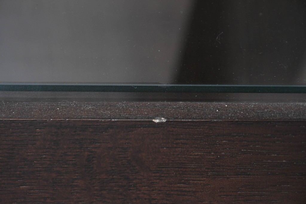 中古　美品　柏木工(KASHIWA)　格子×ボール脚デザインの照明付きガラスキャビネット　(R-086337)