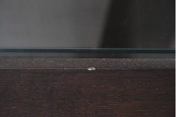 中古　美品　柏木工(KASHIWA)　格子×ボール脚デザインの照明付きガラスキャビネット　(R-086337)