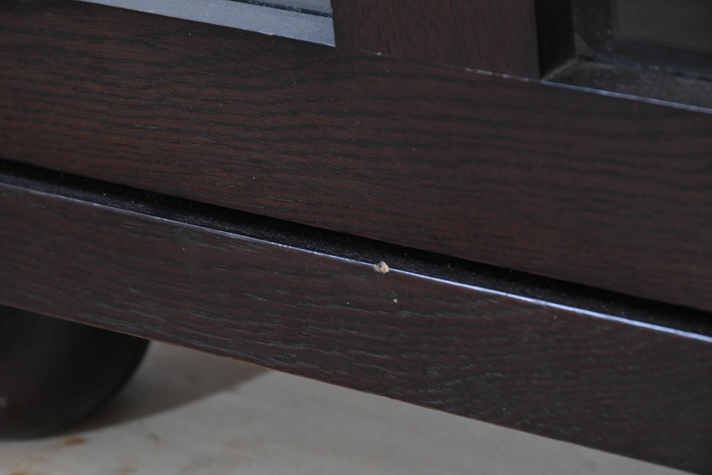 中古　美品　柏木工(KASHIWA)　格子×ボール脚デザインの照明付きガラスキャビネット　(R-086337)