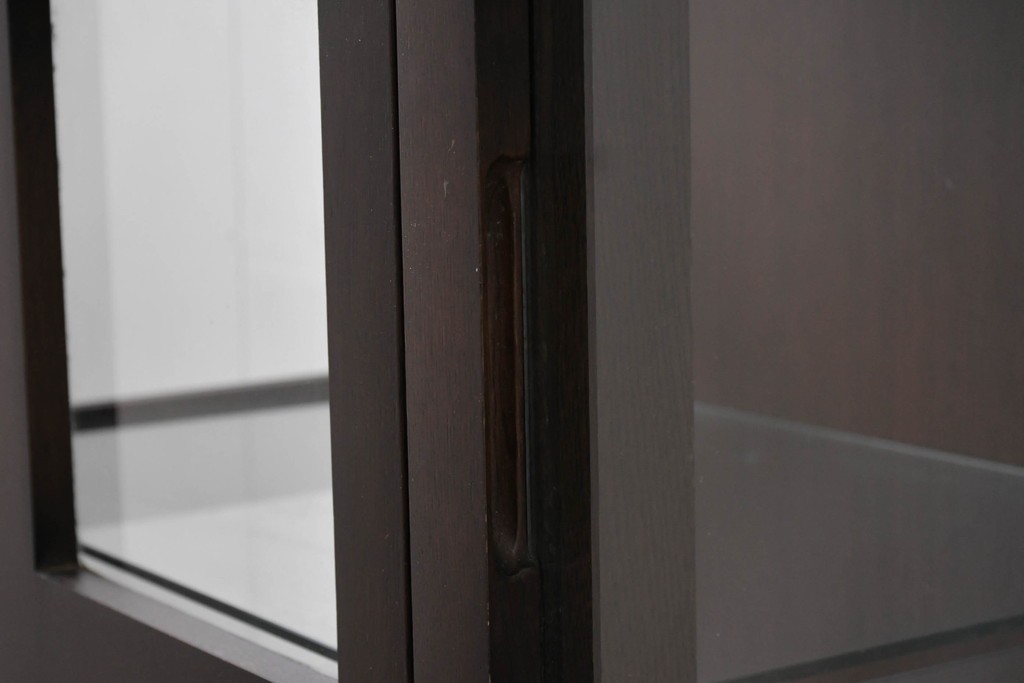 中古　美品　柏木工(KASHIWA)　格子×ボール脚デザインの照明付きガラスキャビネット　(R-086337)