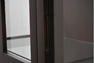 中古　美品　柏木工(KASHIWA)　格子×ボール脚デザインの照明付きガラスキャビネット　(R-086337)