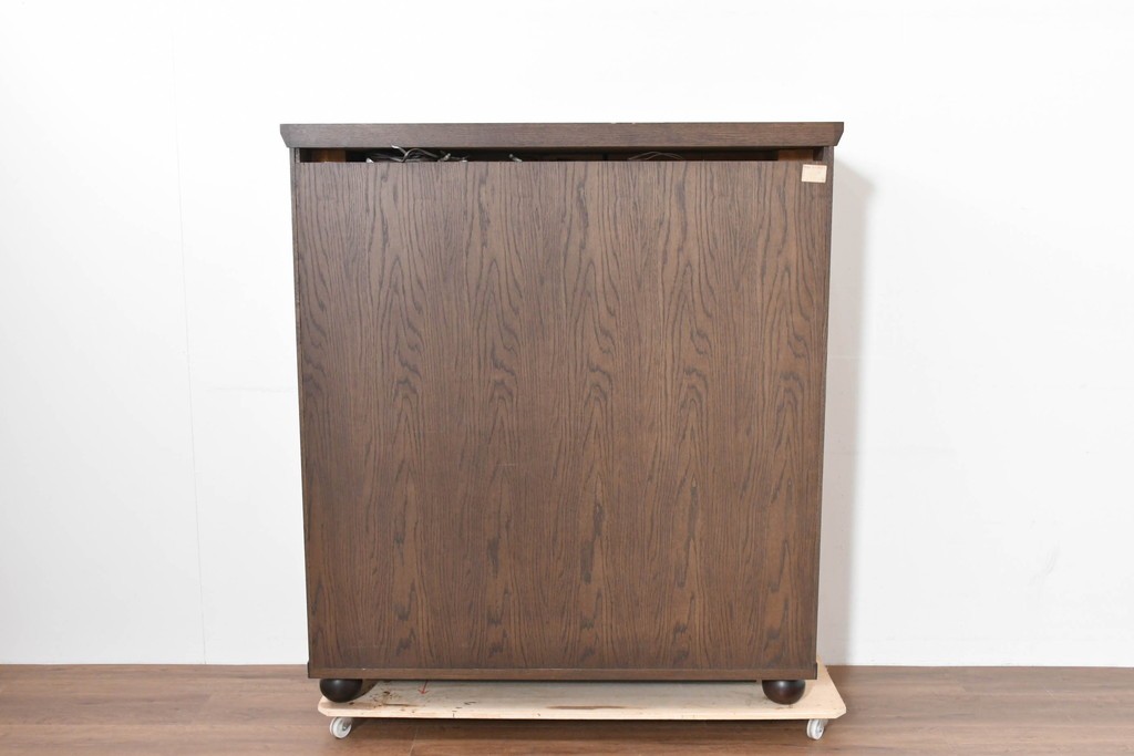 中古　美品　柏木工(KASHIWA)　格子×ボール脚デザインの照明付きガラスキャビネット　(R-086337)