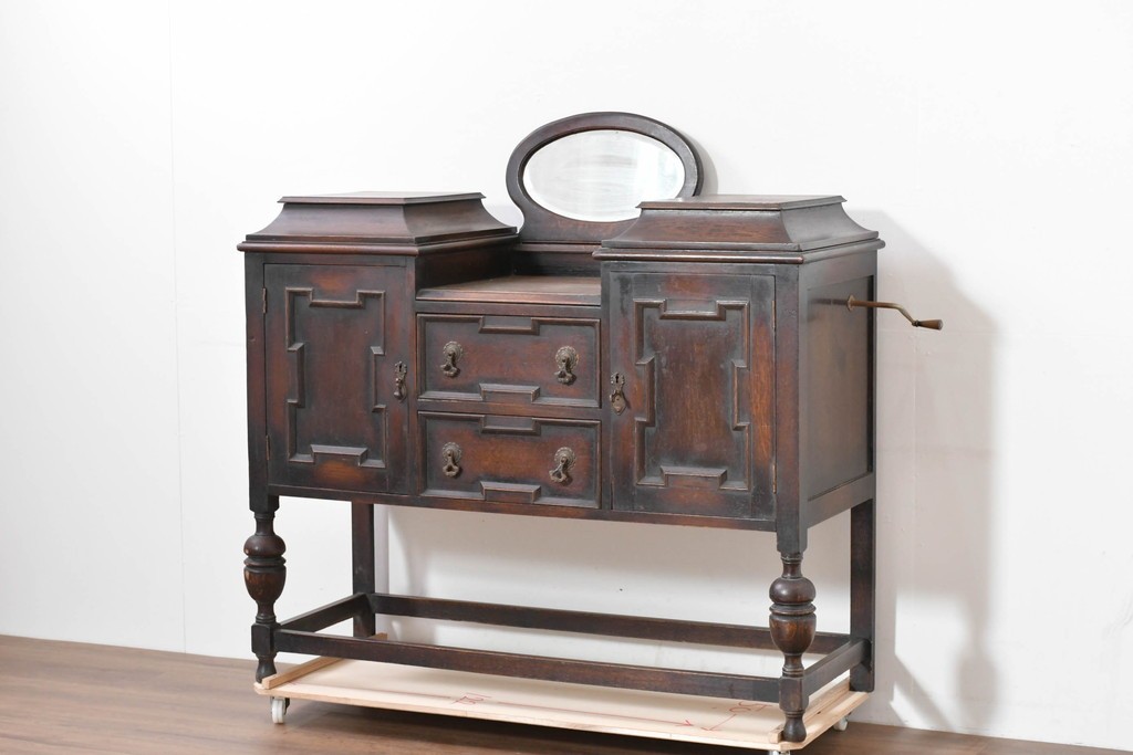 イギリスアンティーク　オーク材　Dulcetto(ダルセット)　蓄音機内蔵のミラーバックサイドボード　(R-086338)